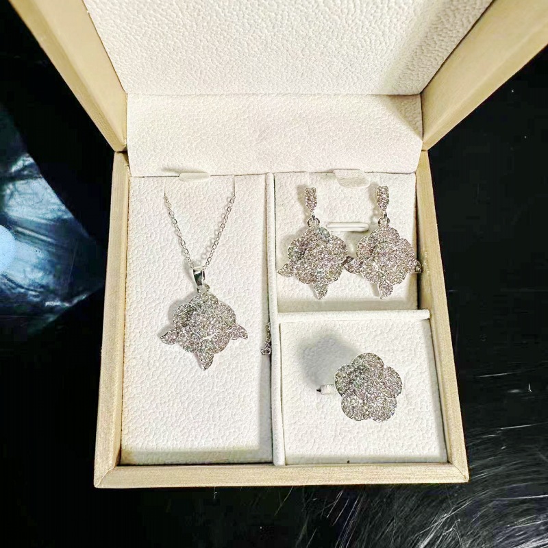 Bijoux de fiançailles trois pièces pour femme, style européen et américain, ornés de diamants sertis de diamants._voghion.com