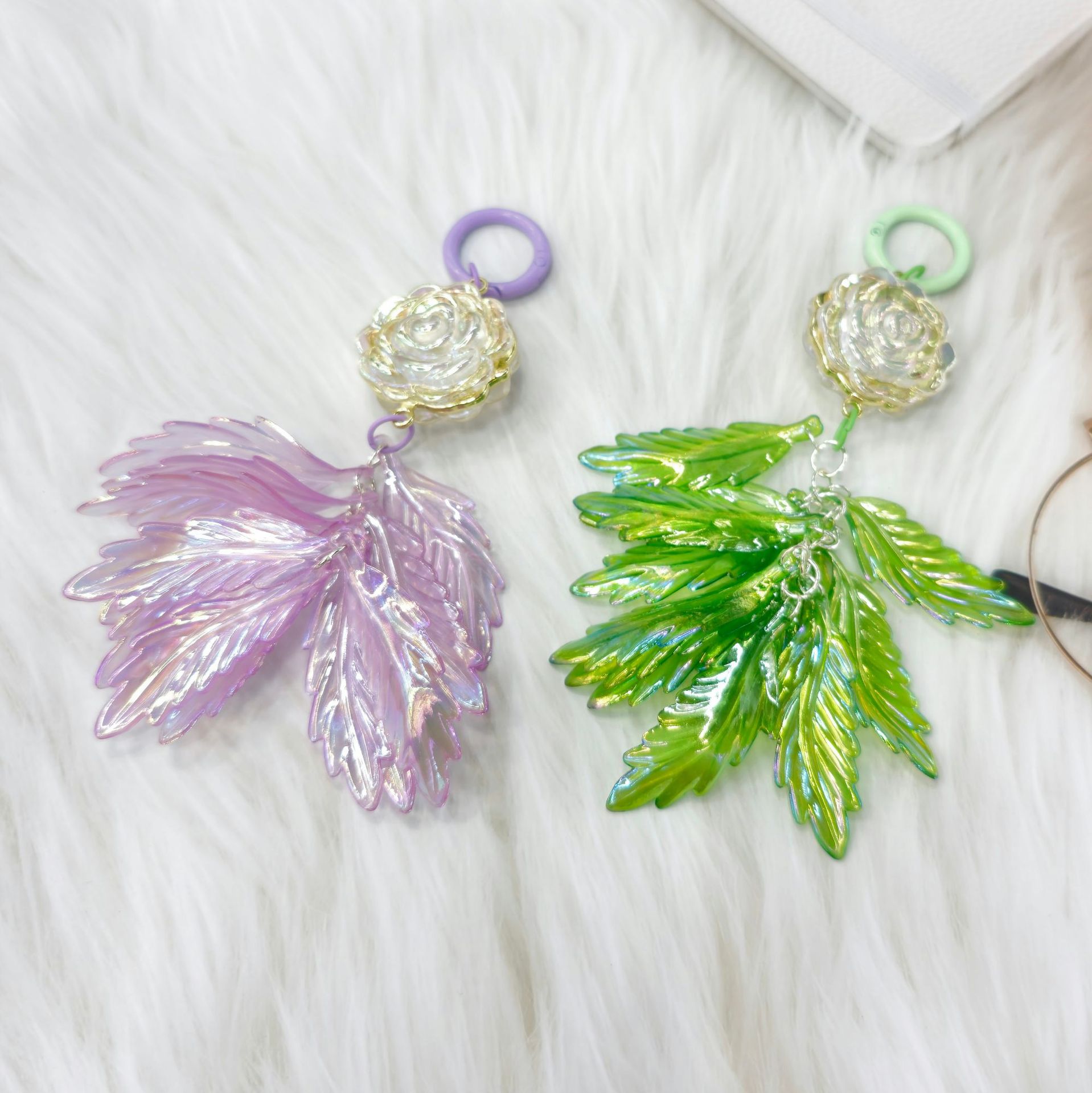 2023 nueva hoja pluma llavero colgante Cadena de teléfono móvil pequeño color fresco color sólido accesorios auricular caso bolsa colgante