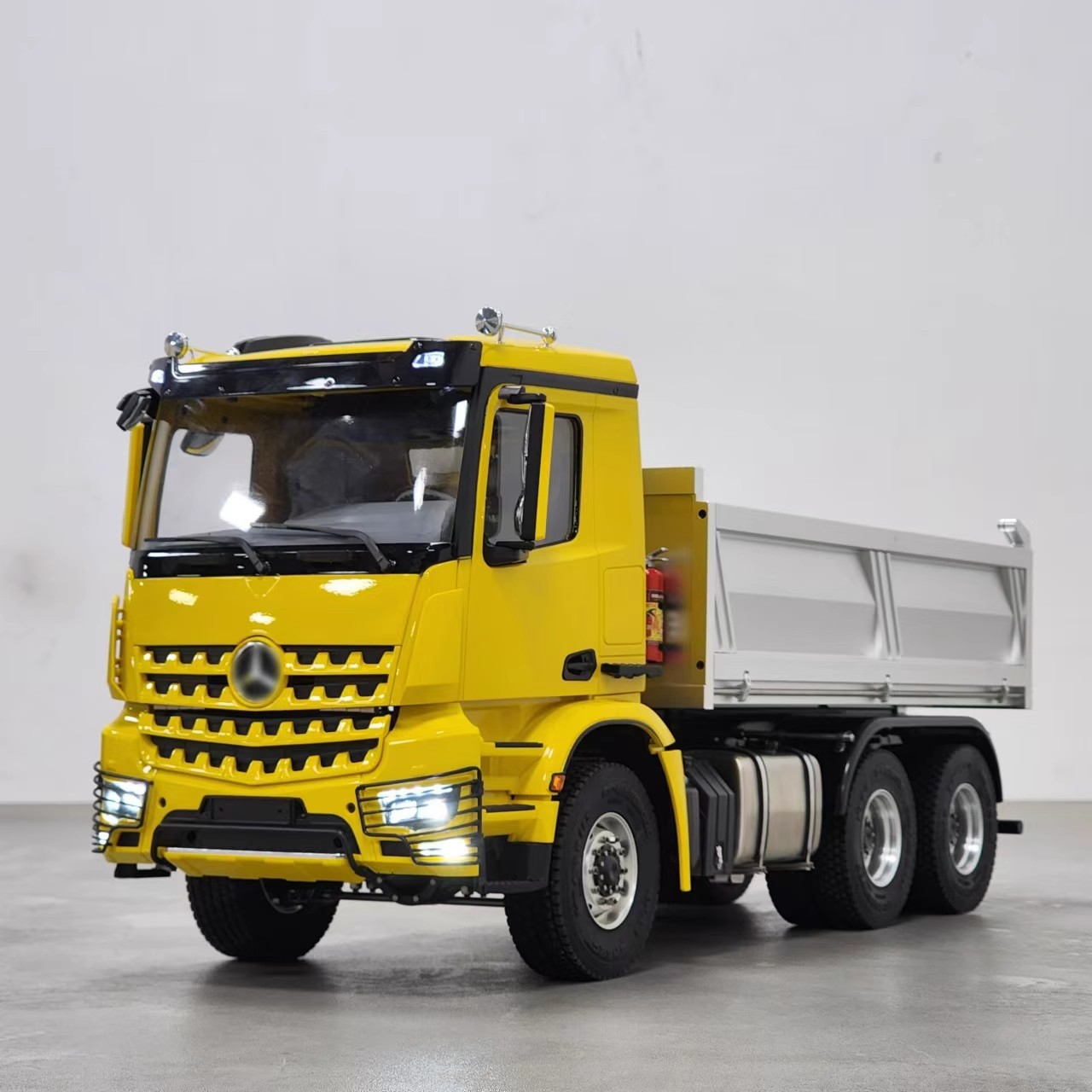 1/14 Mercedes-Benz 3363 Artificial Remote Control Model Truck 6X6 Dump Truck Hydraulic Dump Truck Angry Bear Light Sound Set