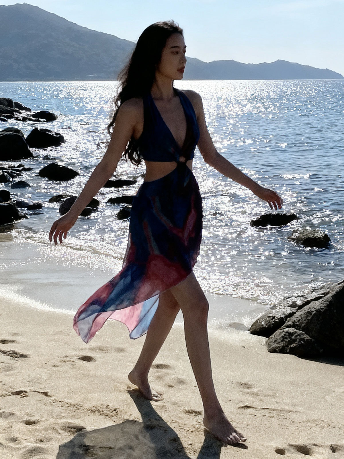 Traje de baño bikini dividido para viajes de vacaciones, isla de dopamina, cuello halter, vestido de baño con falda teñida de atar de estilo puro