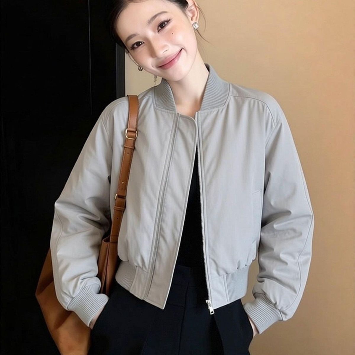 Minimalist casual style zip-up baseball jacket for women, spring 2026, short jacket, flattering coat, suitable for commuting.
