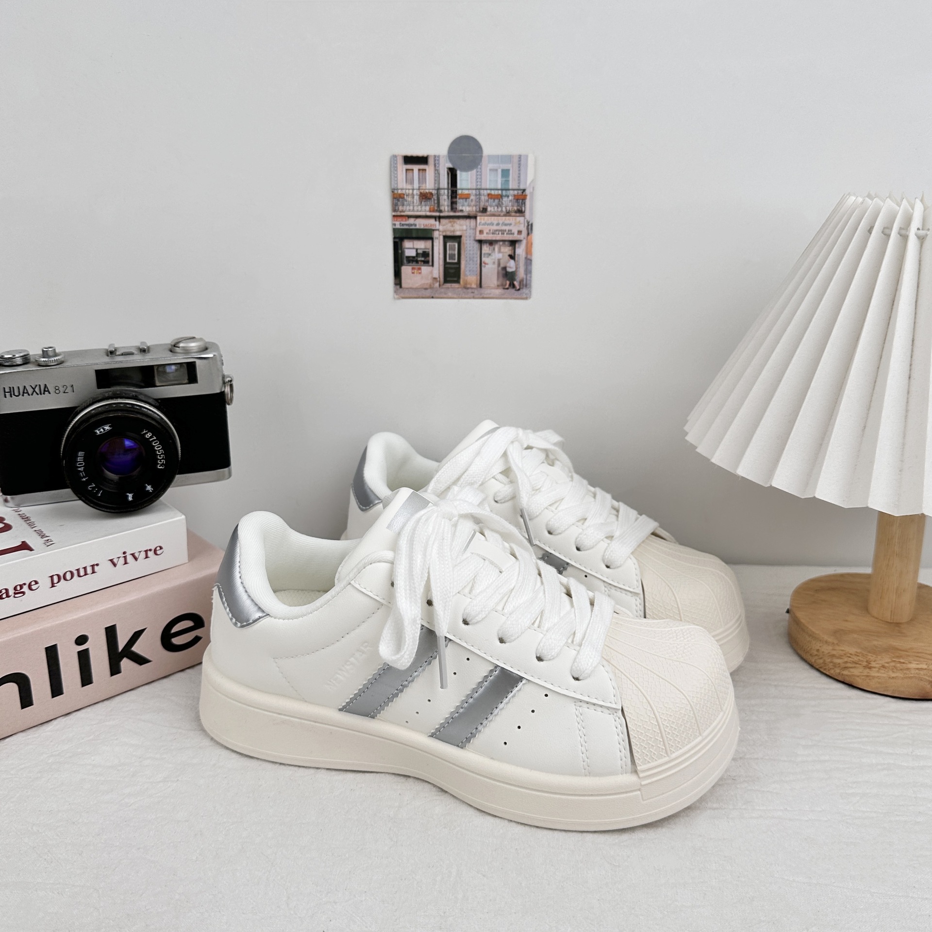 Zapatos de skate casuales de cabeza de concha de ondas distantes para mujeres 2025 nuevos zapatos blancos con suela gruesa con falda de zapatos de pan de cabello