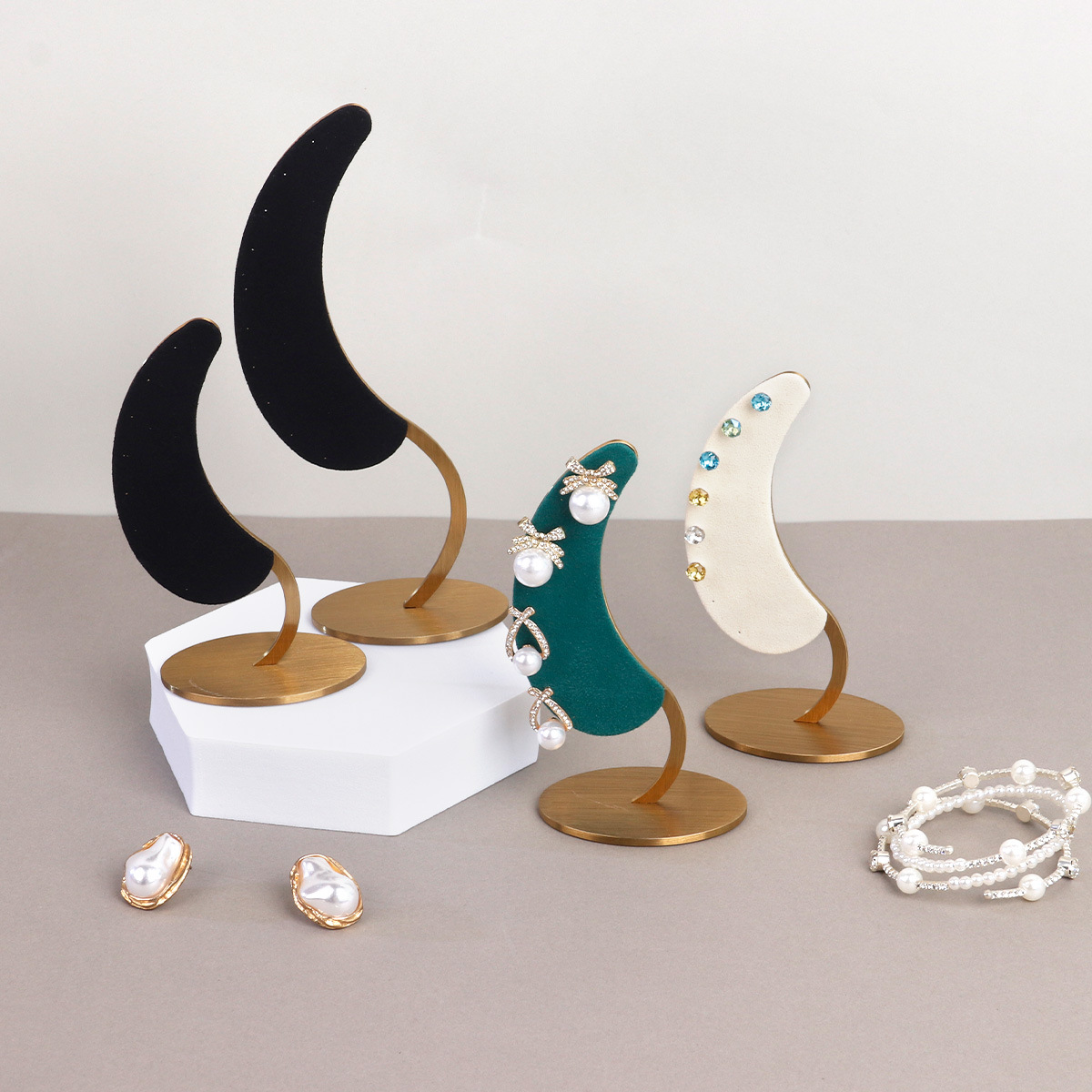 �������չʾ�ܶ��������������ɼܳ��м���Ʒ�ڼ��鱦չʾ����