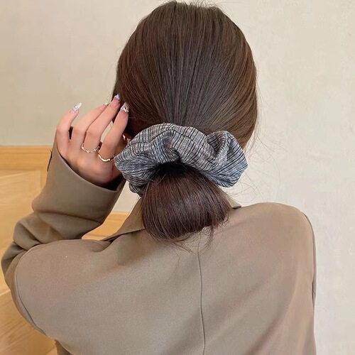 Autumn and winter French elegant large intestine hair tie with temperament plaid pleated headband tied in a ponytail at the back of the head with floral hair accessories