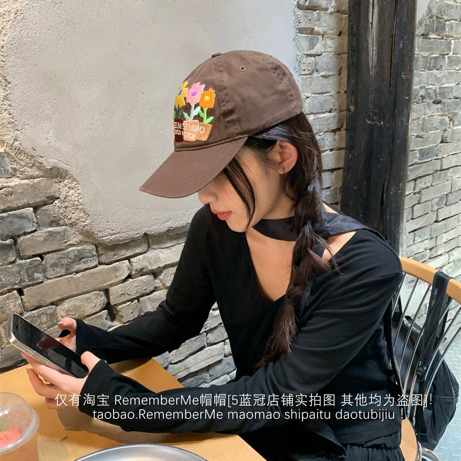 Cute baseball cap, flowered, with embroidery, for beloved