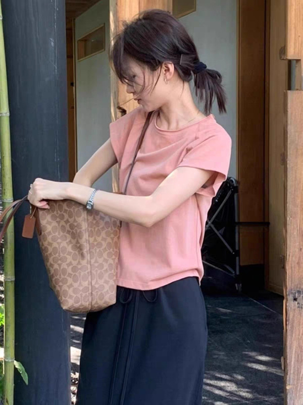 韓国シックでユニークな美しいピンクのTシャツ女性用2025夏の新しいスタイル超見栄えの良い右肩半袖トップ|undefined