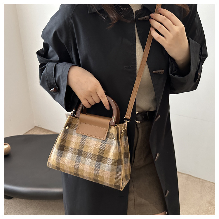 This is a trendy and stylish single-shoulder underarm bag with a contrasting color for the autumn of 2024. It features a unique design and is retro and individualistic undefined
