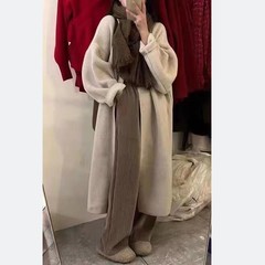 膝を越えた長いセーターのコートは秋冬にゆったりとしていて、怠惰な風が優しいアライグマの毛乳系ニットカーディガンの女性です