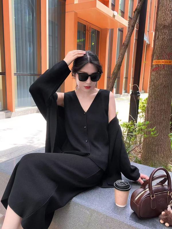 外贸秋冬款女士纯色修身毛衣开衫V领马甲套装针织半身裙三件套装|undefined