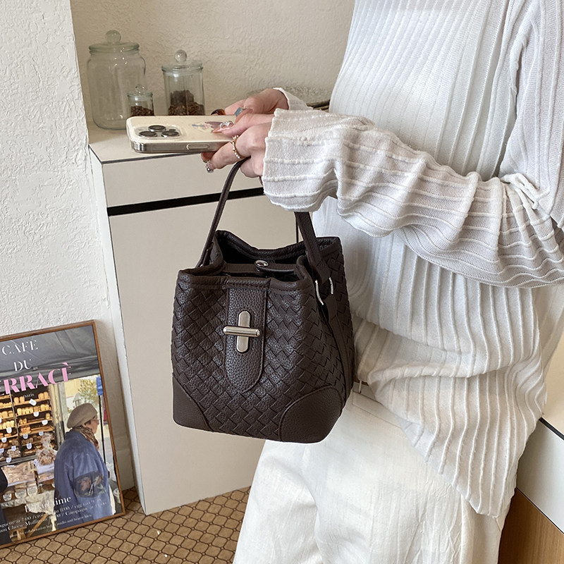 Balde de agua portátil de viaje de moda bolsa casual bolso de mujer verano nuevo tejido 2026 nicho mochila