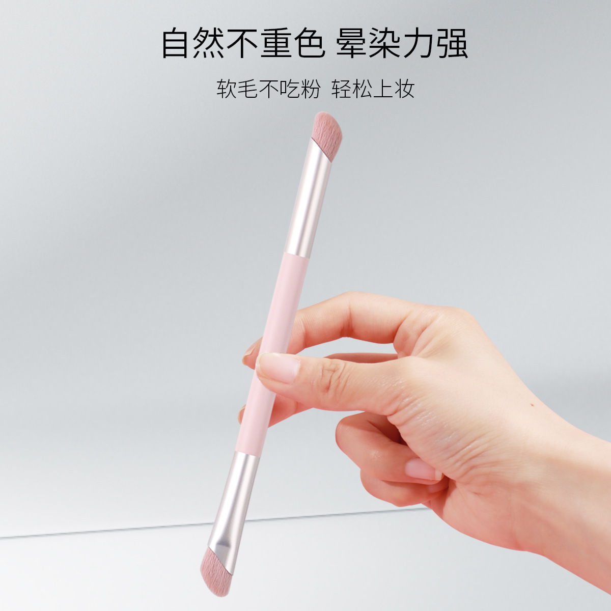 Cepillo de sombra de ojos de doble punta para esparcir el color, difuminar, contornos, herramientas de maquillaje, gusanos de seda acostados, cuencas de los ojos, brochas de maquillaje de cola de ojos más profundas al por mayor