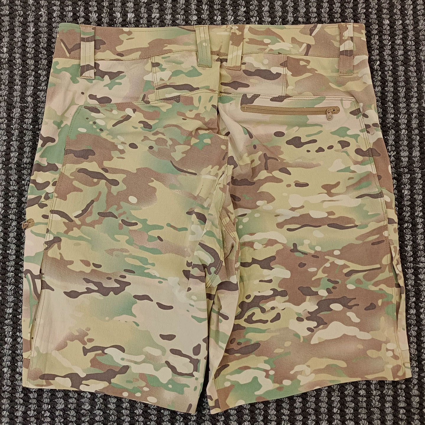 Detalle de patrón camuflado tipo cáscara de naranja