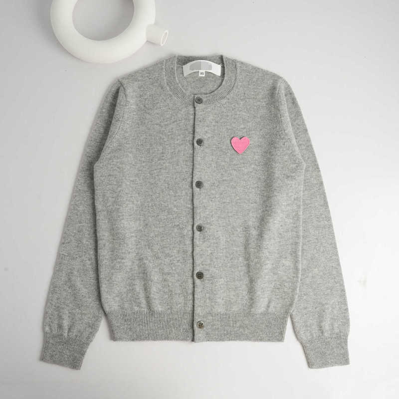 Japanese-style classic pink heart-pattern cardigan, round-neck, everyday casual style, knitted wool sweater top Japanese-style classic pink heart-pattern cardigan, round-neck, everyday casual style, knitted wool sweater top