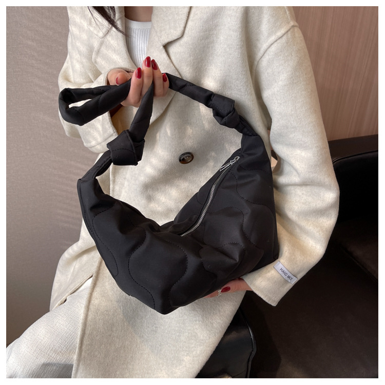 Women's Small Spring&summer Nylon Solid Color Basic Dumpling Shape Zipper Underarm Bag display picture 5