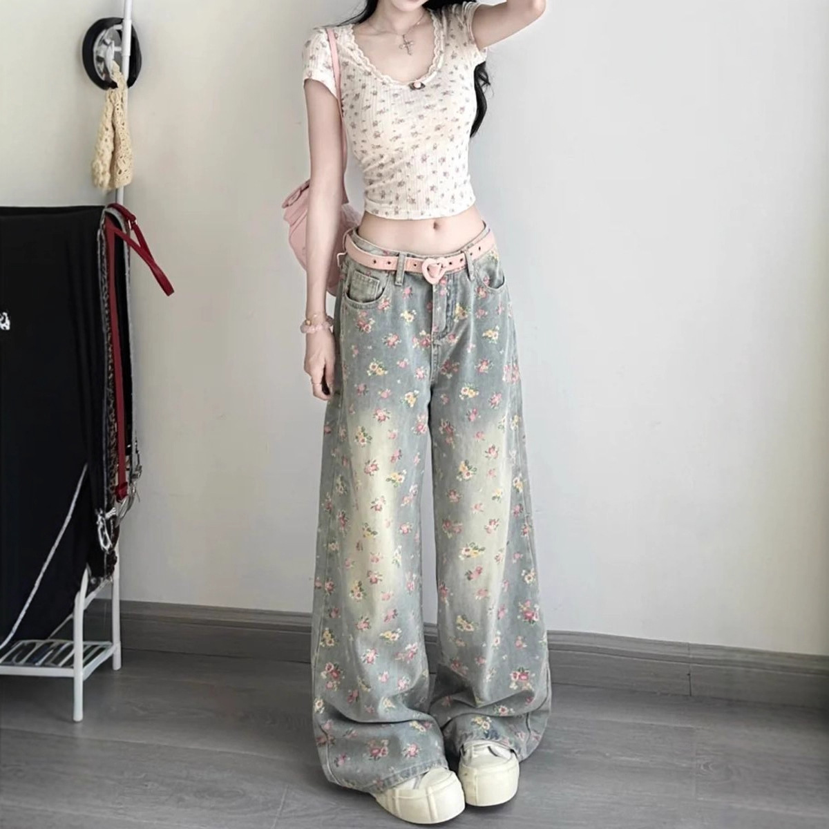 Neue Damenjeans im amerikanischen Retro-Stil mit Blumenmuster, hohem Bund und weitem Bein, locker fallend und figurformend – Modell 2026._voghion.com