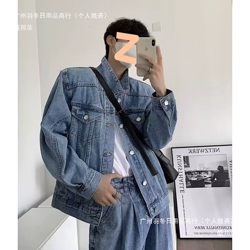 Голубой короткий джинсовый пиджак с положительным плечом