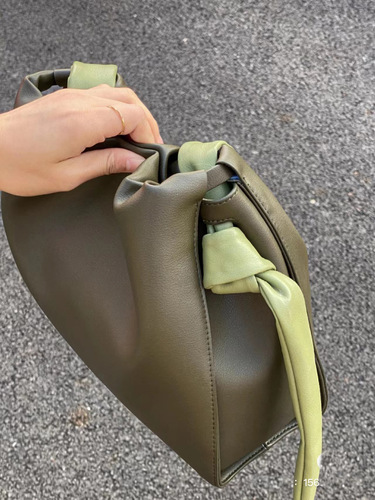 French niche cloud bag for women 2024 new fashion contrasting color single shoulder crossbody women's bag portable bucket bag