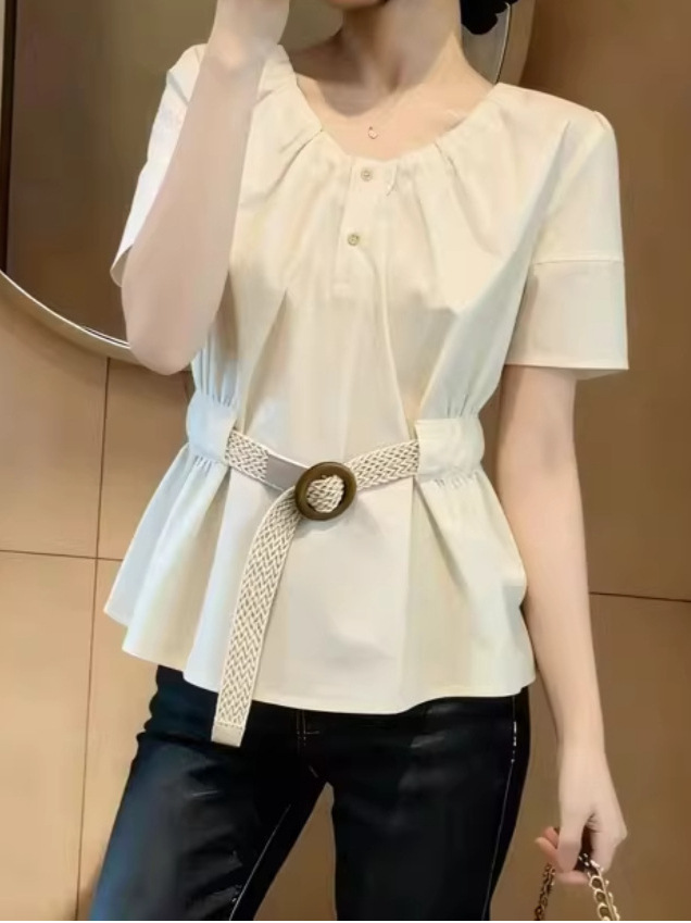 Áo sơ mi nữ tay ngắn thiết kế nếp gấp thắt eo, phối màu trắng ngà — màu trắng ngà