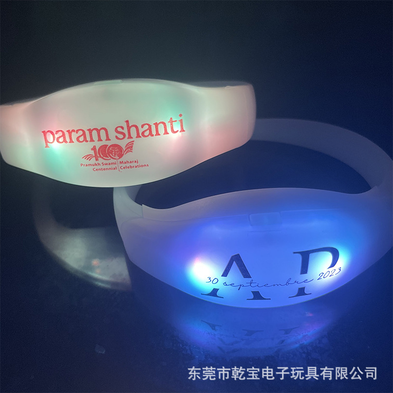 Factory Wholesale Wedding Concert Atmosphere Prop LED Remote Control Light Wristband Silicone Wristband