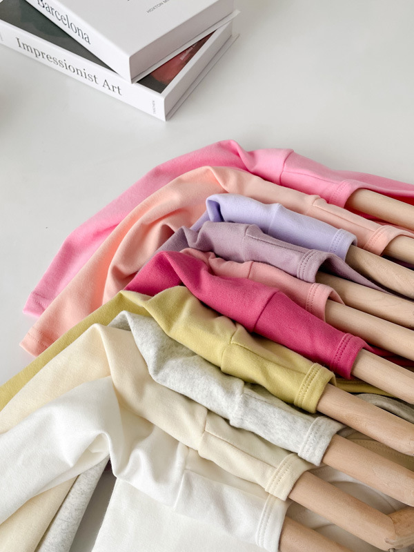 Camiseta de manga larga de algodón puro para niños 2026, camiseta básica para primavera y otoño, top cepillado de cuello redondo de color liso y corte holgado para niños y niñas.