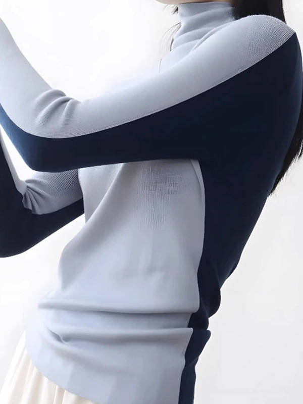 両面にデザイン感のあるウールのニット服を着ています。|undefined