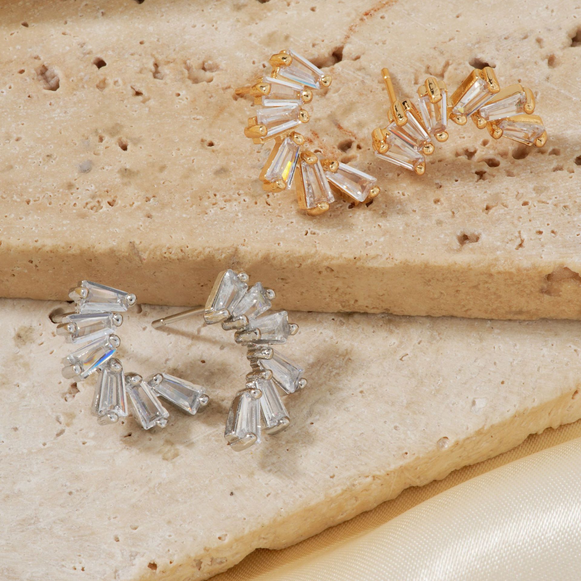Cubic Zirconia And Pearl Stud Earrings For Everyday Elegance_voghion.com