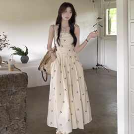 设计感抹胸吊带连衣裙女夏季2025新款印花蝴蝶结收腰褶皱口袋长裙