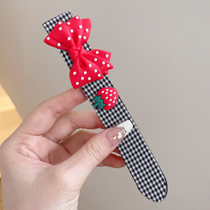 11 modelo de fresa con lazo rojo