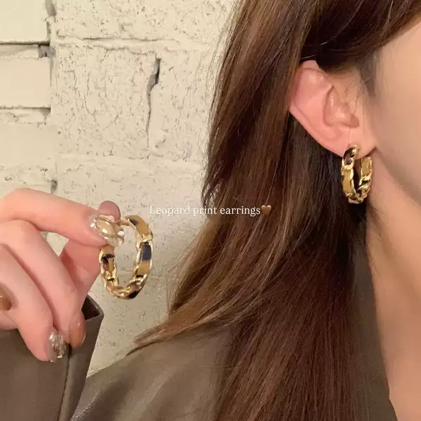 Autumn and Winter Leopard Print Leather Braided C-Shaped Round Earrings Accessible Luxury High-End Earrings Elegant Stylish Niche Earrings for Women
