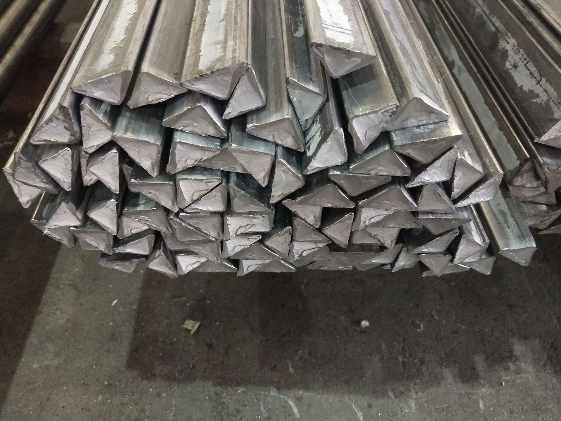 定制加工建筑装配用冷拉三角钢角度到位表面光滑冷拉钢工程钢材
