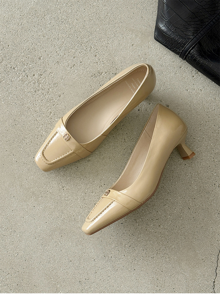 Giày cao gót nữ mũi nhọn cổ điển, gót thô vừa, họa tiết hoa sơn trà, dáng slip-on — đen chi tiết 22