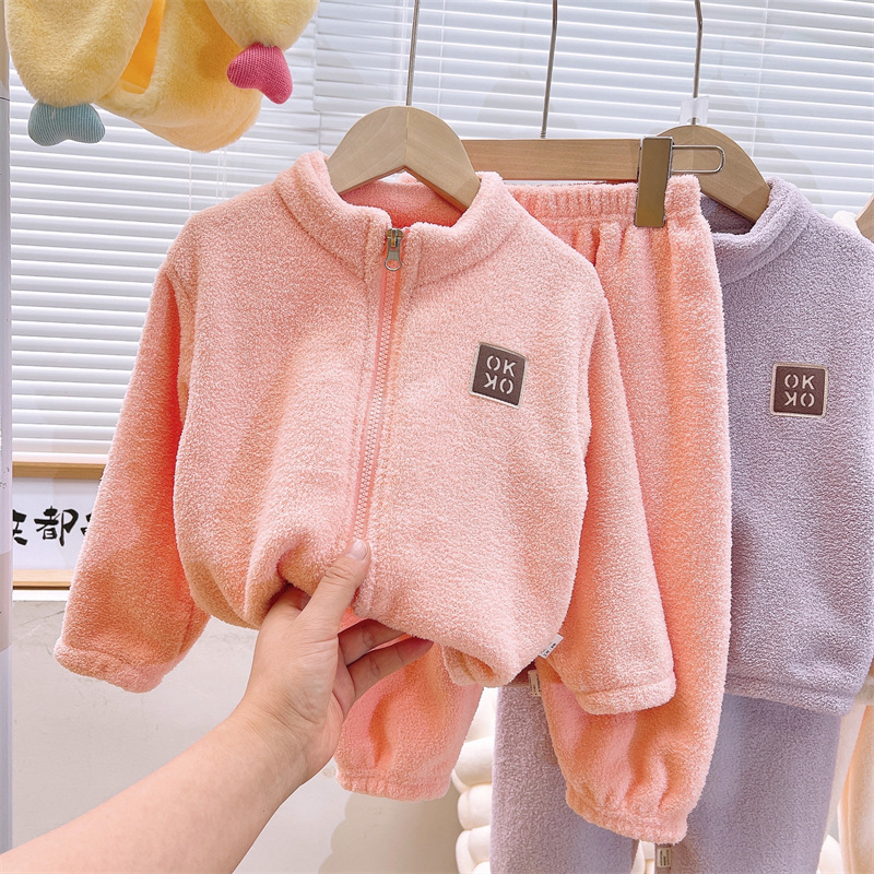 秋と冬の赤ちゃんの厚く暖かいスーツ男の子と女の子のためのパフベルベット甘いツーピースセット幼児と幼児のホーム服パジャマ|undefined