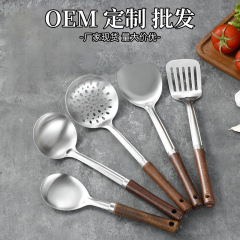ドイツの鍋シャベルのステンレスの厚い炒め物のシャベルの薄いご飯のスプーンは家庭の料理器具の炒め物のセットの鉄の鍋のシャベルに漏れます。