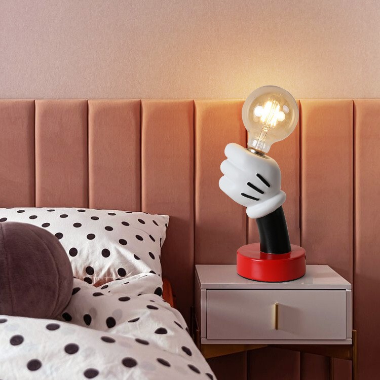 子供の部屋のミッキーの電気スタンドの寝室のベッドの上の小さい夜の明かりは漫画の客間の北欧の置物のテーブルの装飾を握って乳を飲ませます。|undefined