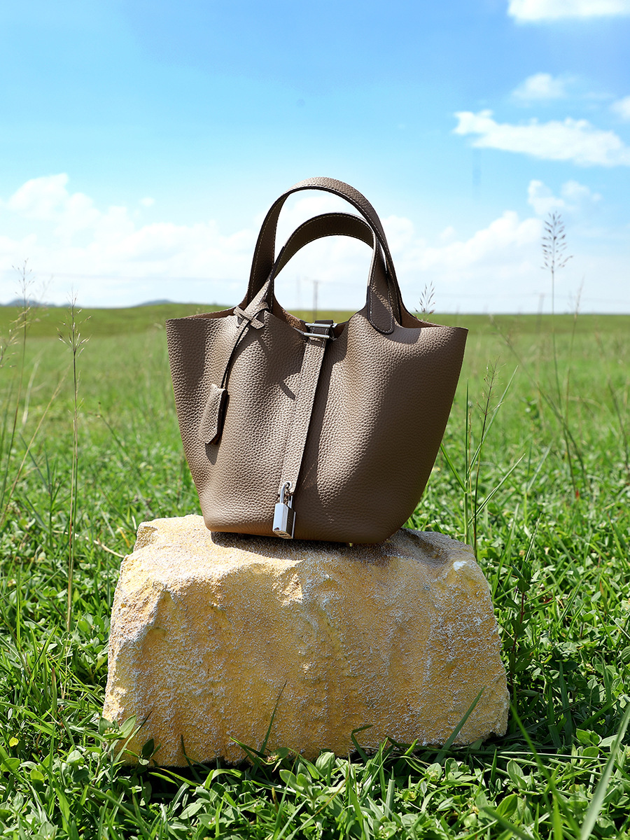 高級本革レディースバッグバケットバッグ多用途クラシック野菜バスケット第一層牛革レディース2025新しいハンドバッグ