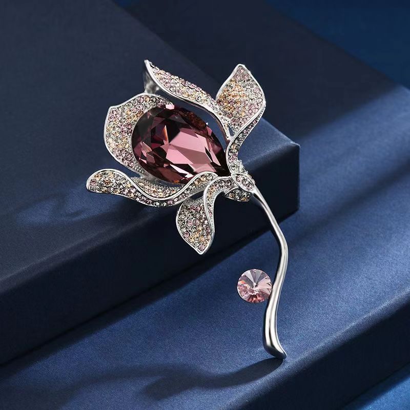 Spilla elegante con fiore di magnolia e cristalli accessorio lusso_voghion.com