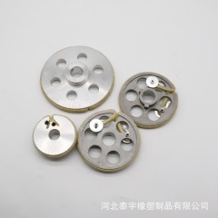 メーカーは搬送ベルトのローラーを供給しています。