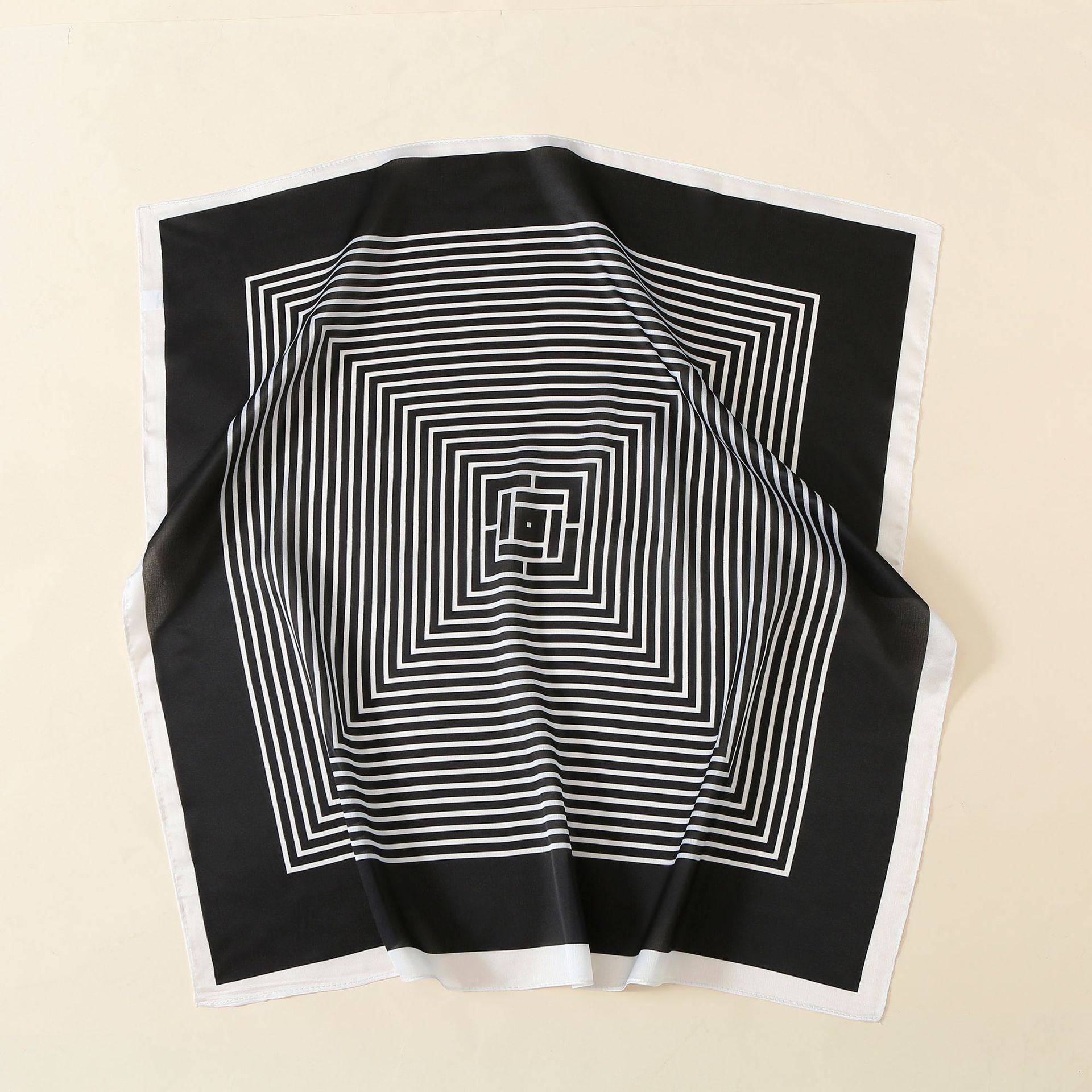 Nueva bufanda de seda de mora de imitación a rayas en blanco y negro simple de las mujeres elegante impresa decorativa pequeña bufanda cuadrada de una sola pieza entrega