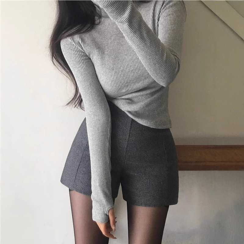 グレーの毛のショートパンツの女性は冬に見せます。|undefined