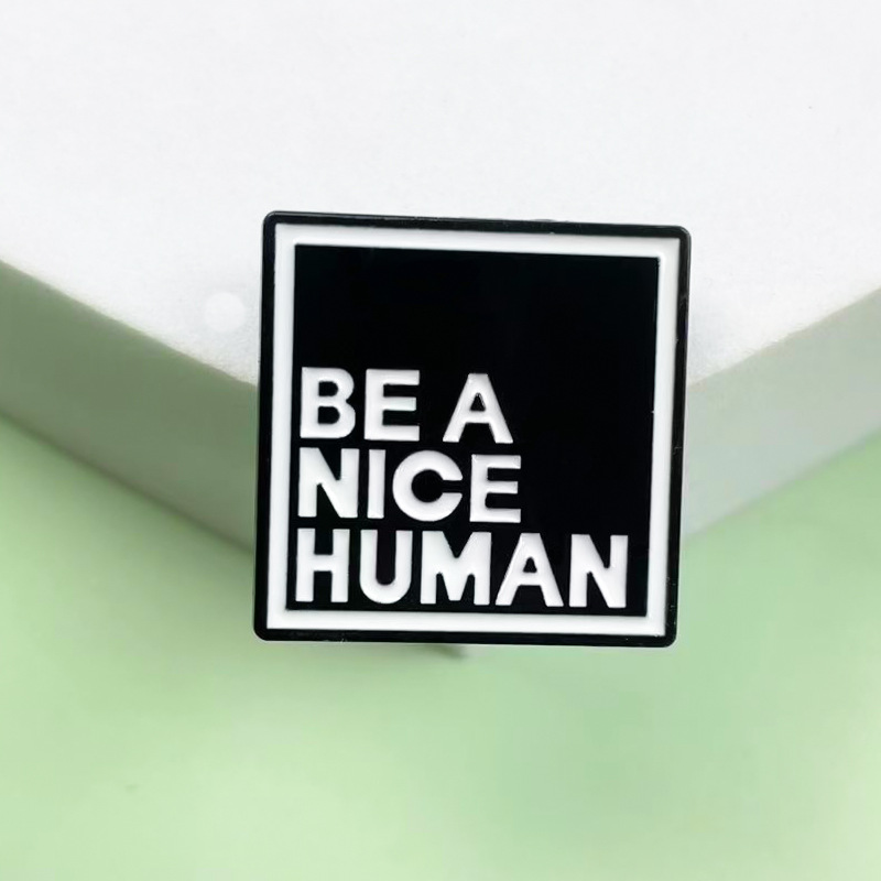 Broche de metal de etiqueta geométrica en blanco y negro Insignia de accesorios de ropa en inglés simple Insignia de decoración de moda transfronteriza Insignia de cuello