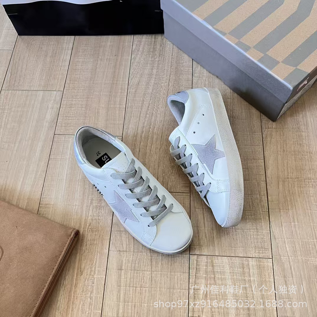 Las estrellas de alta versión hacen viejos pequeños zapatos sucios mujeres 2025 nuevos zapatos blancos planos en el interior para aumentar los zapatos casuales de gran tamaño de la pareja