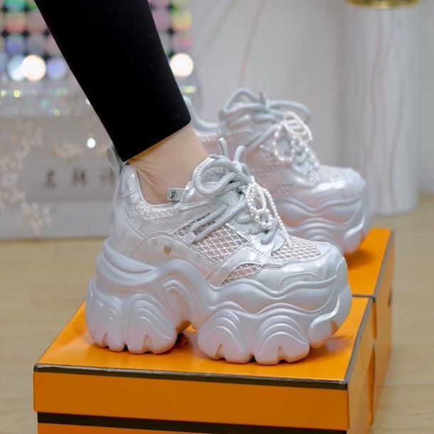 Transmisión en vivo explosiva de pies pequeños, zapatos de altura gruesa, zapatos de papá, zapatos casuales de muffin de primavera de 2025