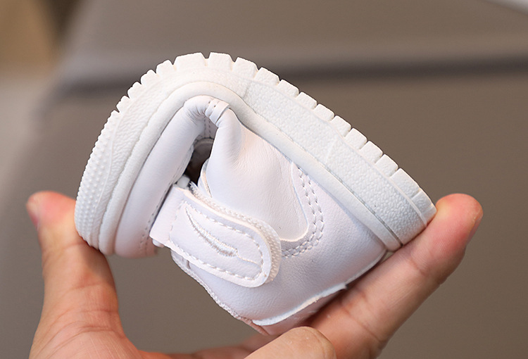 Vår och höst Nya sporter Pojkar High Top Board Girls Little White Korean Version Mode Basketskor för barn_voghion.com