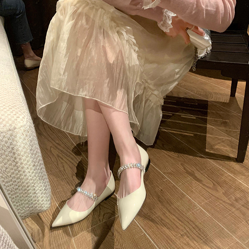 Zapatos planos rosados desnudos de una sola capa para las mujeres 2022 verano nuevo estilo coreano señaló rhinestone boca baja estilo de hadas talón plano zapatos de barco de fondo suave