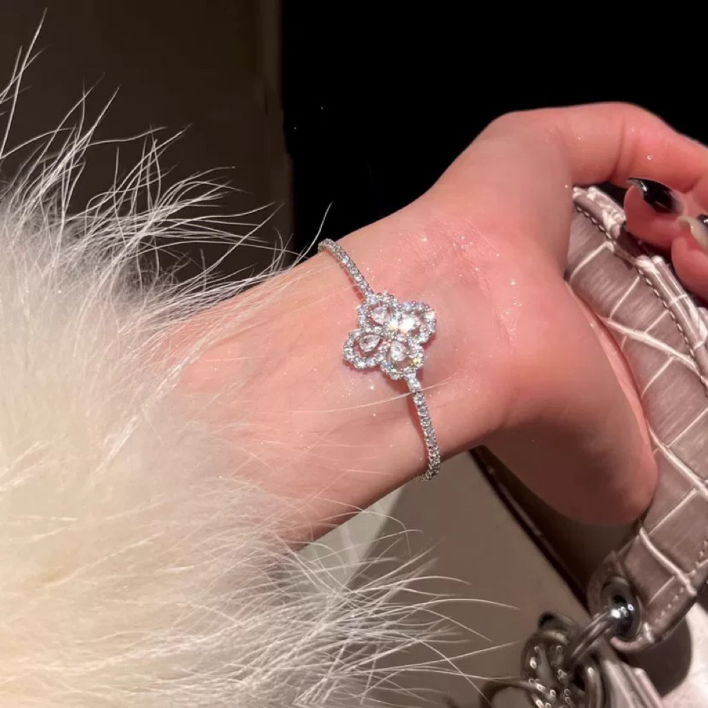 Pulsera de flores de metal transfronteriza europea y americana, nicho femenino, sentido de alta gama, pulsera simple y versátil, accesorios de joyería de lujo ligeros de moda