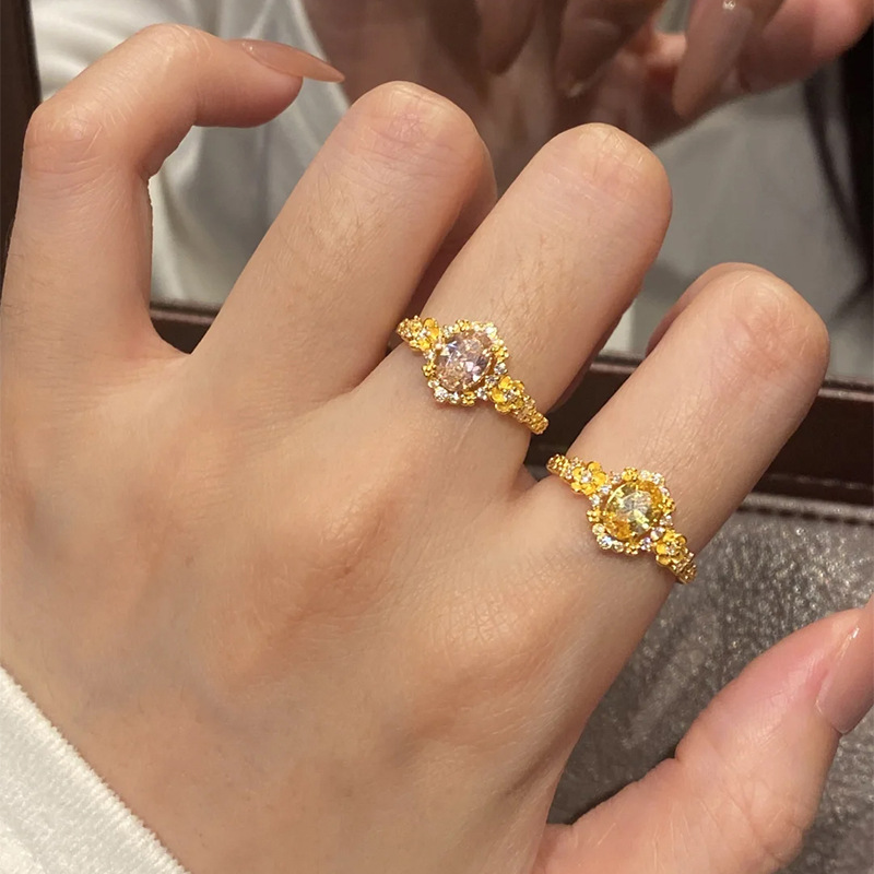 Pequeño libro rojo estilo explosivo anillo de diamantes flash de la Edad Media, lujo ligero, sentido de alta gama, personalidad de moda exquisita, anillo de todo fósforo, cabello de una pieza