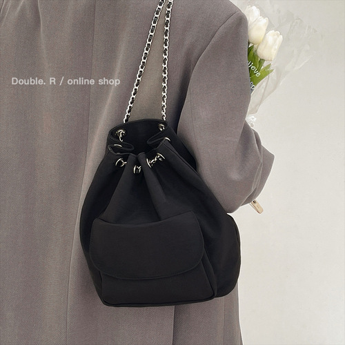  New Simple Casual Silk Black Chain Bucket Bag Drawstring Large Capacity Commuting Backpack for Women