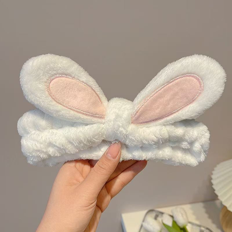 かわいいぬいぐるみのウサギの耳の顔を洗って髪を束ねます。手首に防湿袖の神器をつけます。|undefined