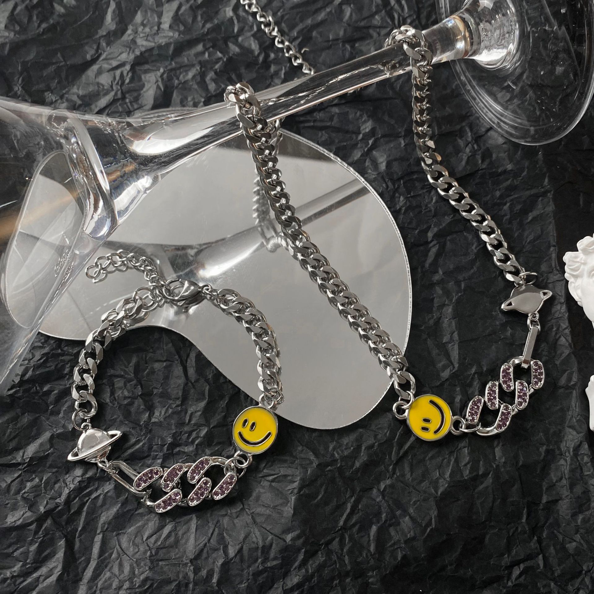 Unieke en veelzijdige unisex ketting met smileygezicht en planeetmotief, bezet met diamanten, gemaakt van titaniumstaal, in Cubaanse stijl._voghion.com