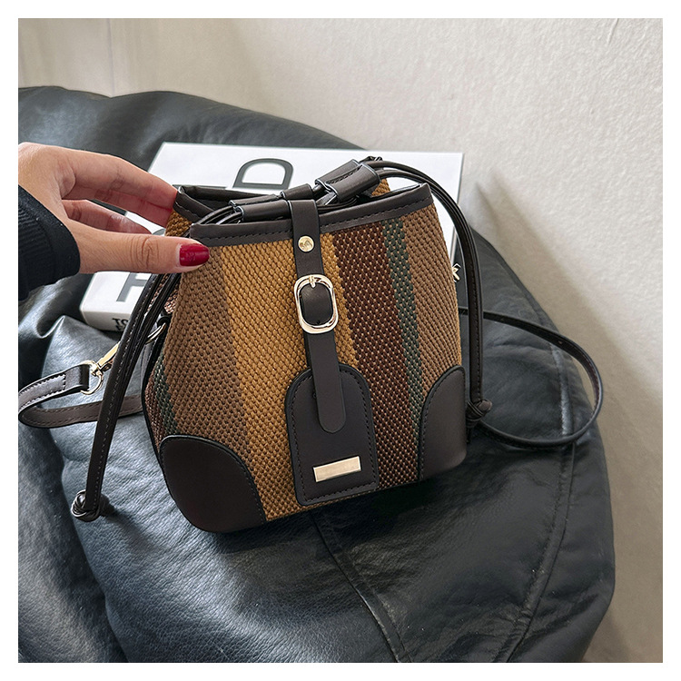 Diseño de nicho de moda bolsa de cubo portátil para mujeres 2023 nueva moda lienzo contraste color rayas hombro bolsa de mensajero